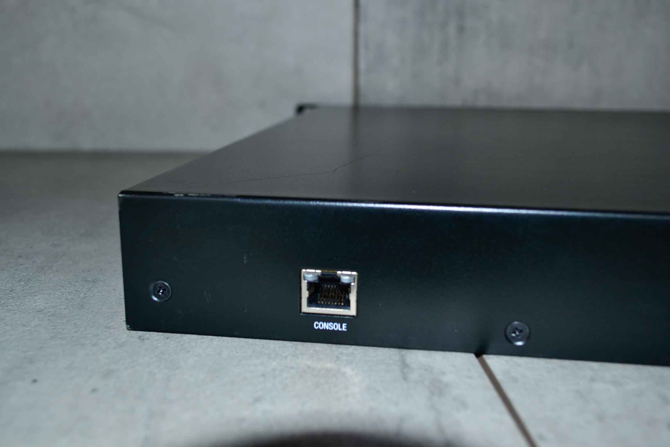 EdgeSwitch48, ES-48-750W